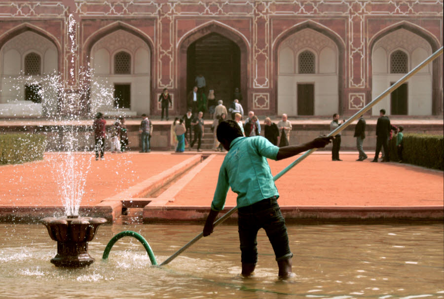 Pool guy at Humayan's Tomb
